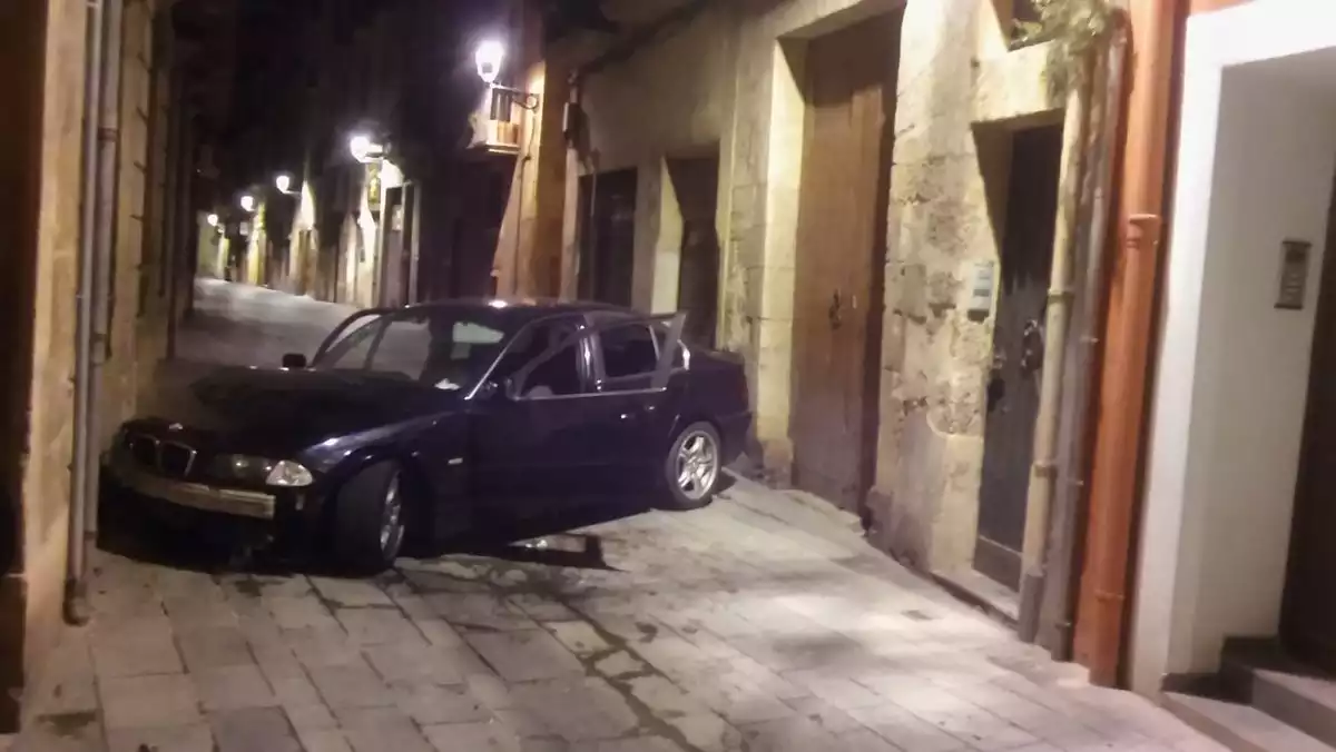 Un vehicle s'ha estavellat aquesta matinada al carrer la Nau de la Part Alta de Tarragona.