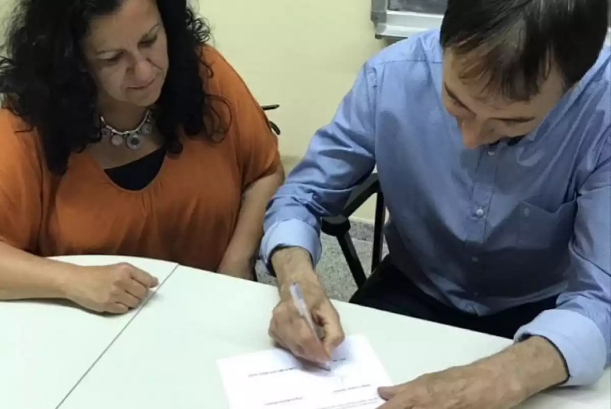 Virgínia Moreno i Josep Carreras signant l'acord de govern.