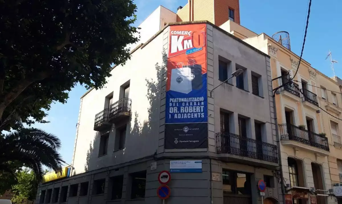 El cartell que s'ha posat anunciant l'ampliació de l'illa de vianants del centre del Vendrell.