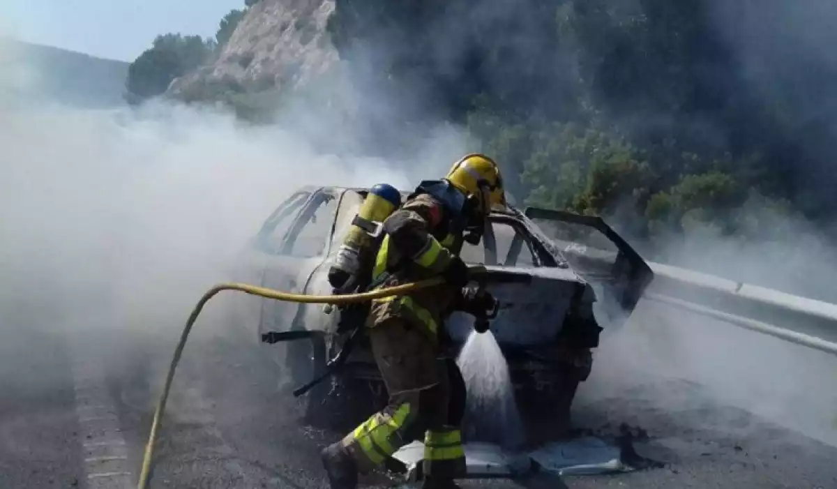 Els Bombers apagant el foc del cotxe a l'AP-2.