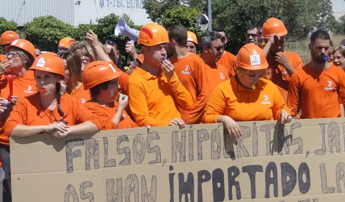 Els treballadors d'Hydro de Santa Oliva protestant a l'entrada de la planta.