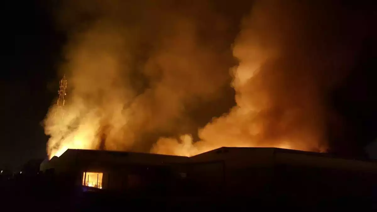 Imatge de l'incendi al polígon Entrevies de Tarragona
