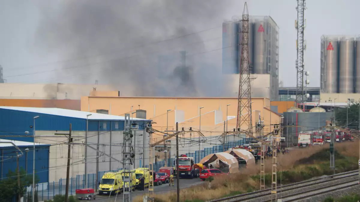 Imatge de l'incendi de la nau industrial que ha cremat al polígon Entrevies de Tarragona