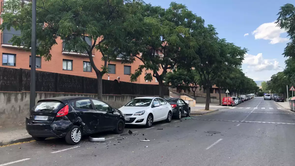Imatge del carrer d'Igualada amb els cotxes estacionats i malmesos arran de l'accident.