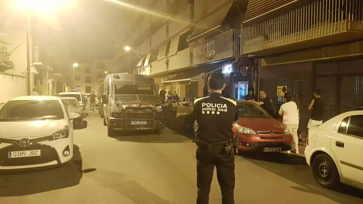 Imatge del moment quan els agents policial realitzaven les tasques de regitre al bar Esperanza de Torredembarra