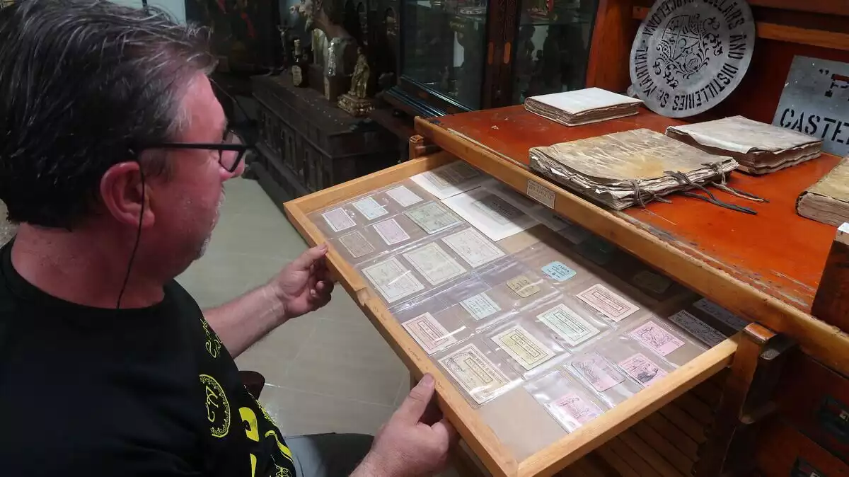L'Anton Espallargas col·lecciona bitllets locals antics, entre ells els de Riudecanyes