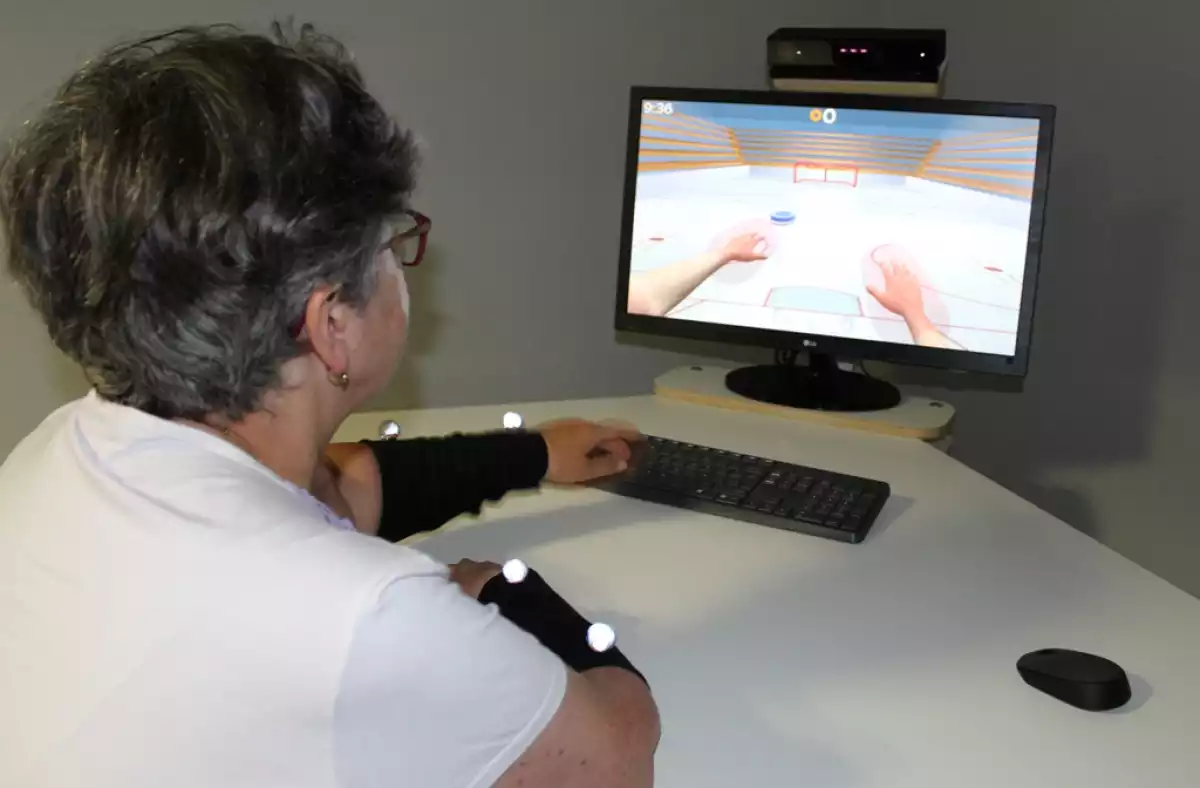 Pacient amb ictus realitzant teràpia amb realitat virtual a l'Hospital Joan XXIII