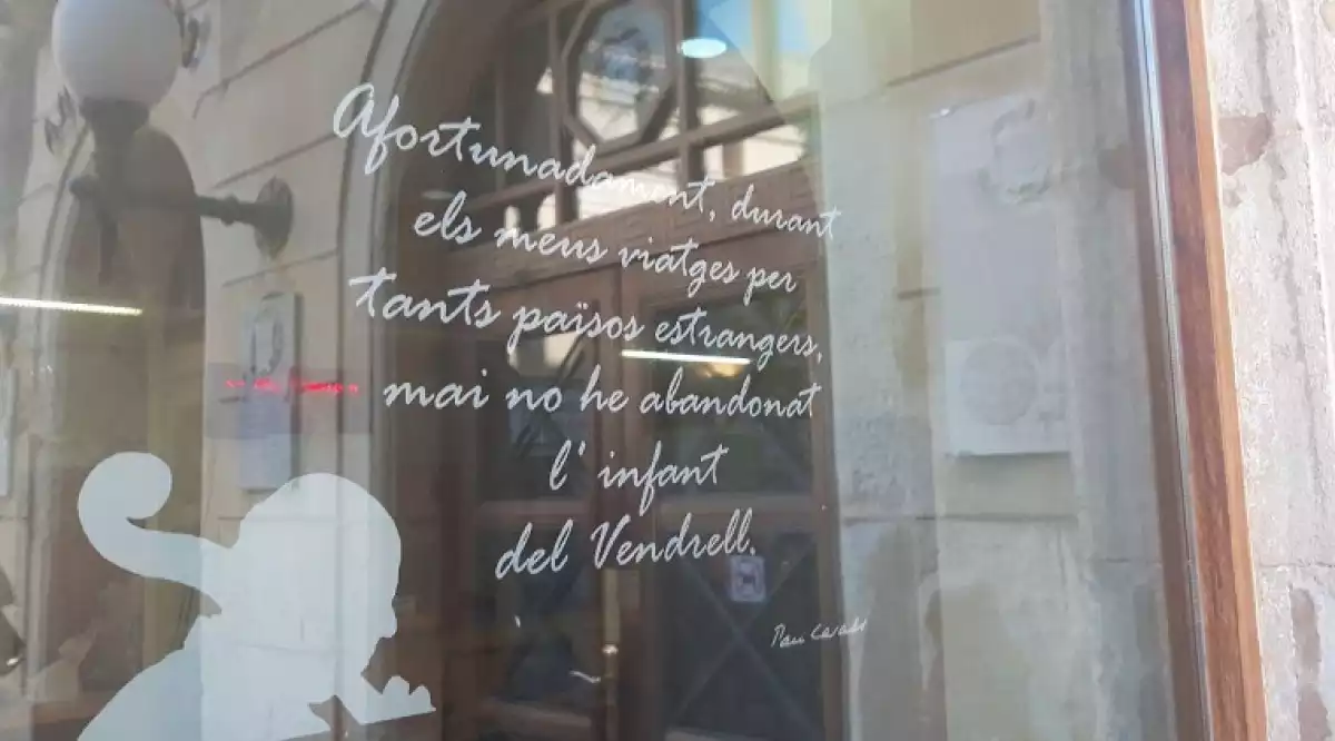 Una de les frases de Pau Casals, en un dels vidres de l'Ajuntament del Vendrell.