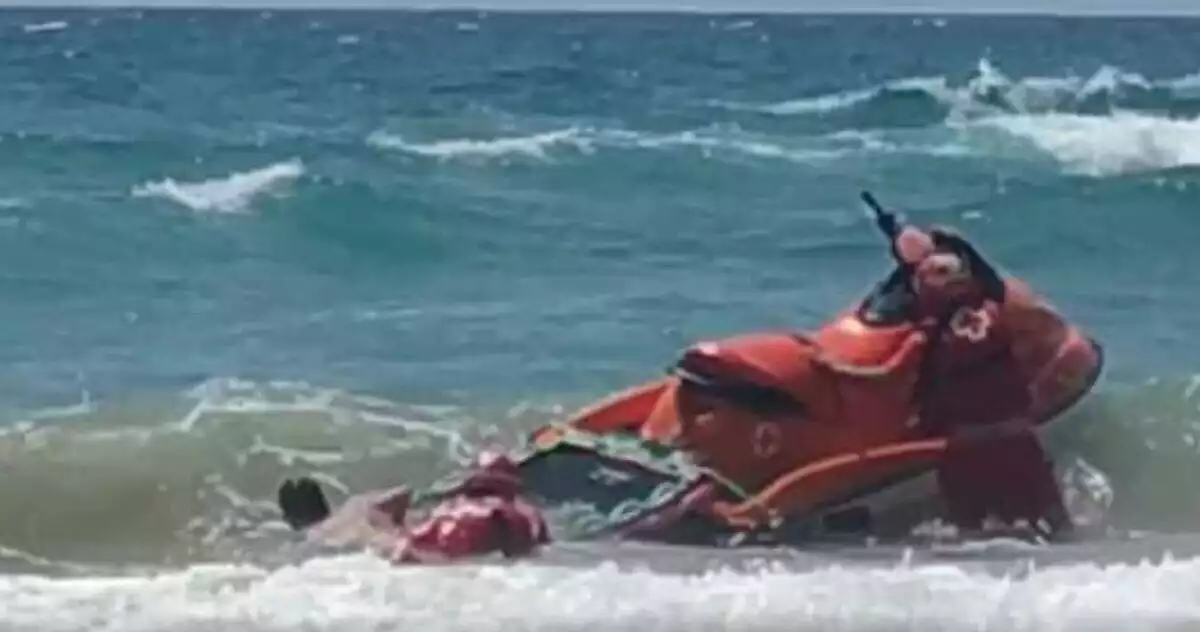 Captura d'un fragment d'un dels vídeos que recull la dificultat del rescat a Cala Waikiki.