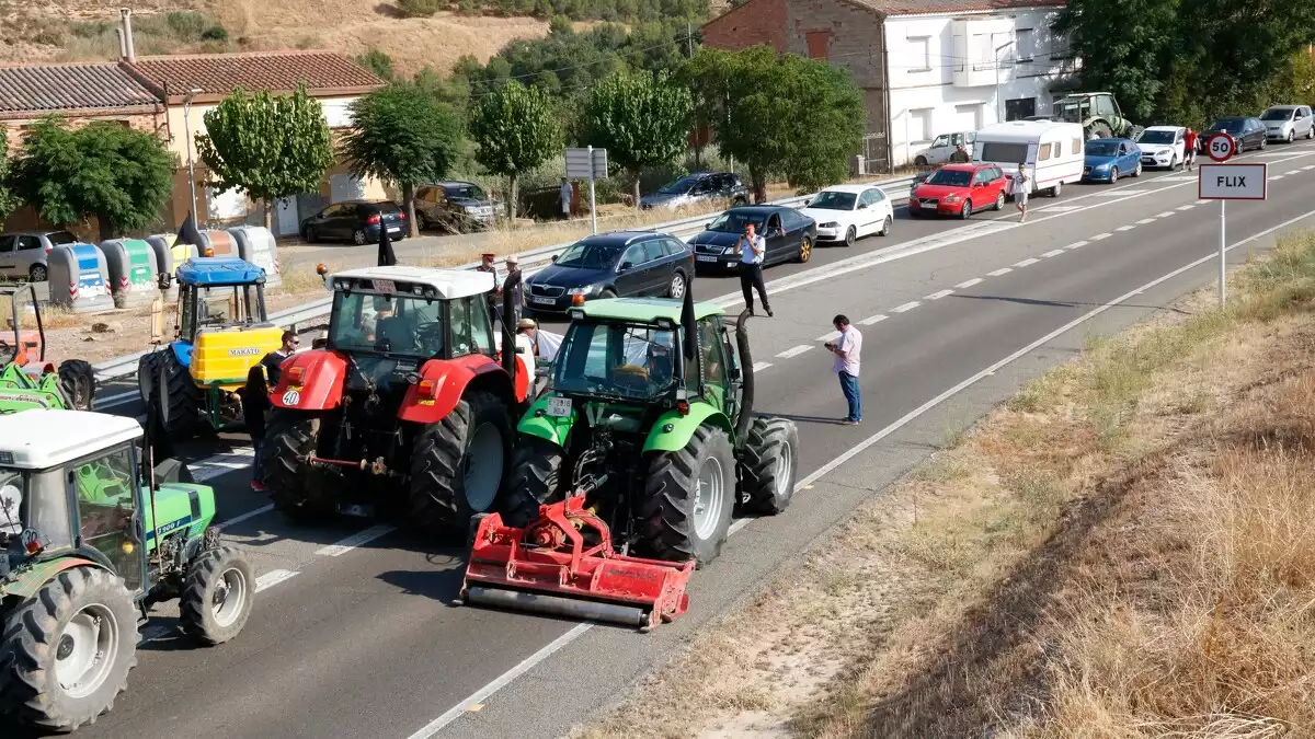 El tall de carretera a la C-12 a Flix per part de pagesos afectats per l'incendi de la Ribera d'Ebre