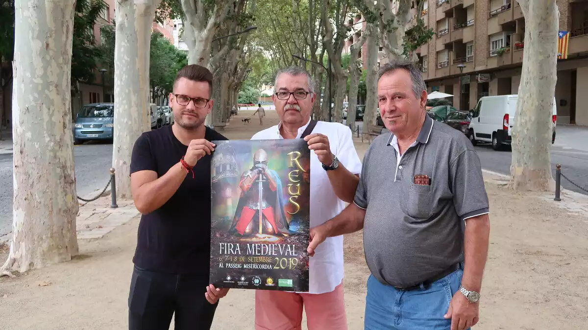 Els impulsors de la Fira Medieval, Alejandro Yeste i Antonio Gesalí, amb el president de l'AV del Barri Monestirs, Alfonso Berbel