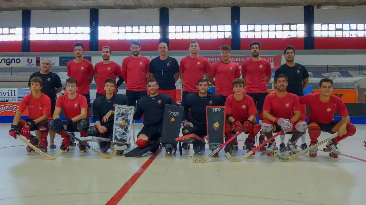 Foto de família del Reus Deportiu 2019-2020 en el primer entrenament de la temporada