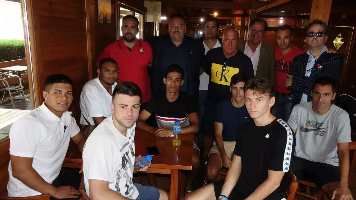 Foto de família dels jugadors precontractats pel CF Reus amb la presència dels tècnics, advocats i del propietari de la SAE