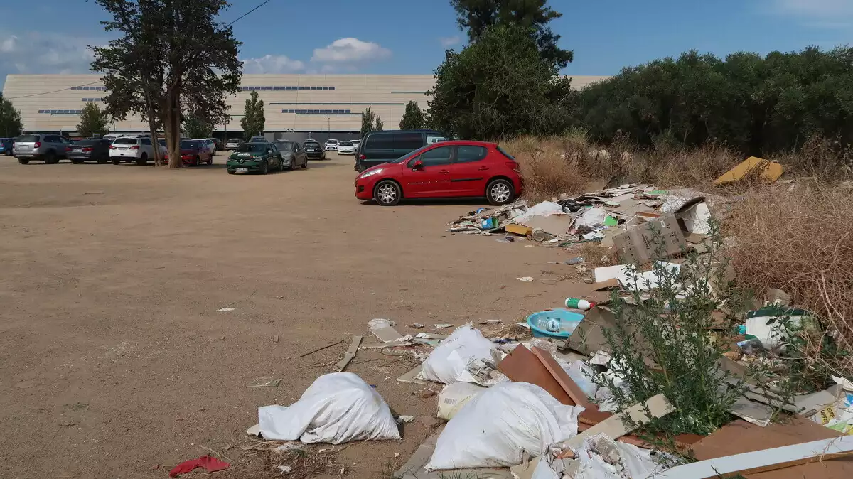 Imatge actual de l'aparcament sense asfaltar de davant de l'Hospital Universitari Sant Joan de Reus