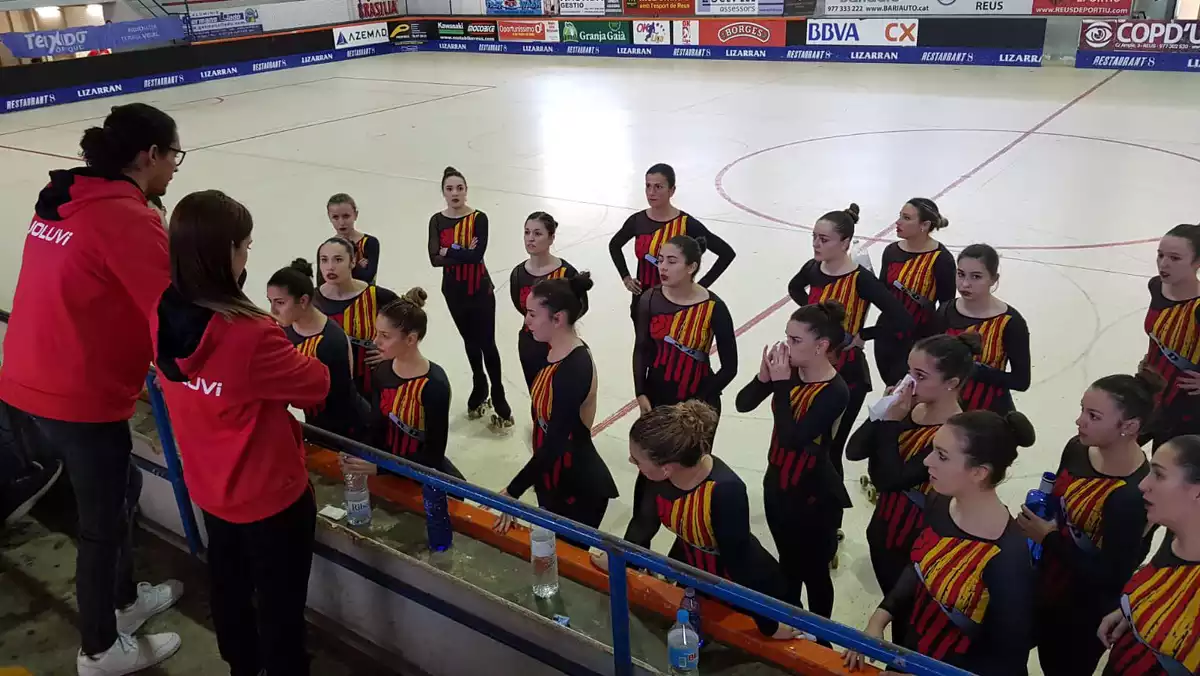 Imatge d'un entrenament del Grup Xou Gran amb Xavi López i Laura Rodríguez dirigint les patinadores