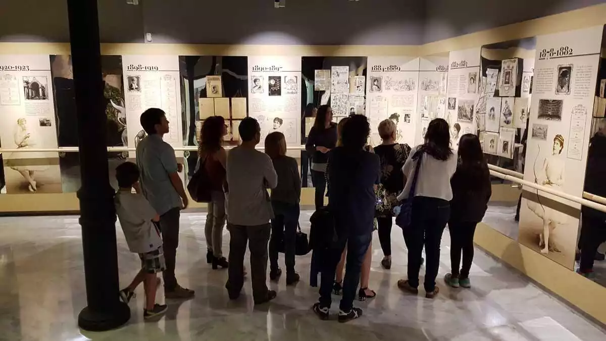 Imatge d'una visita guiada a l'exposició «Roseta Mauri, el valor de l'esforç»