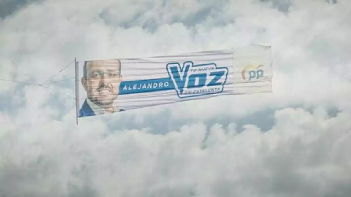 La pancarta que recorrerà les platges de Tarragona, i Catalunya, amb la campanya del president del PPC, Alejandro Fernández.