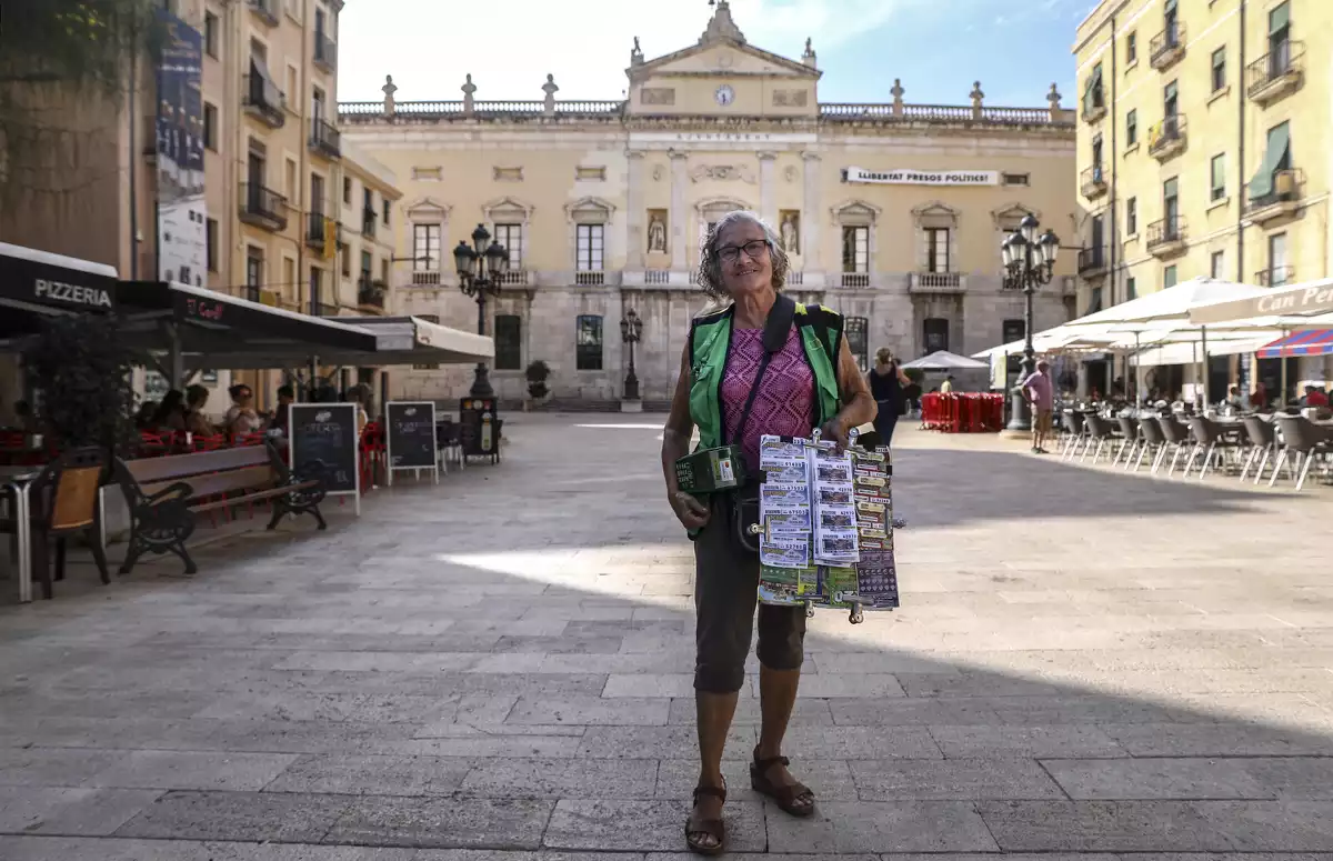 L'Emília a la plaça de la Font de Tarragona, un dels seus punts de venda.