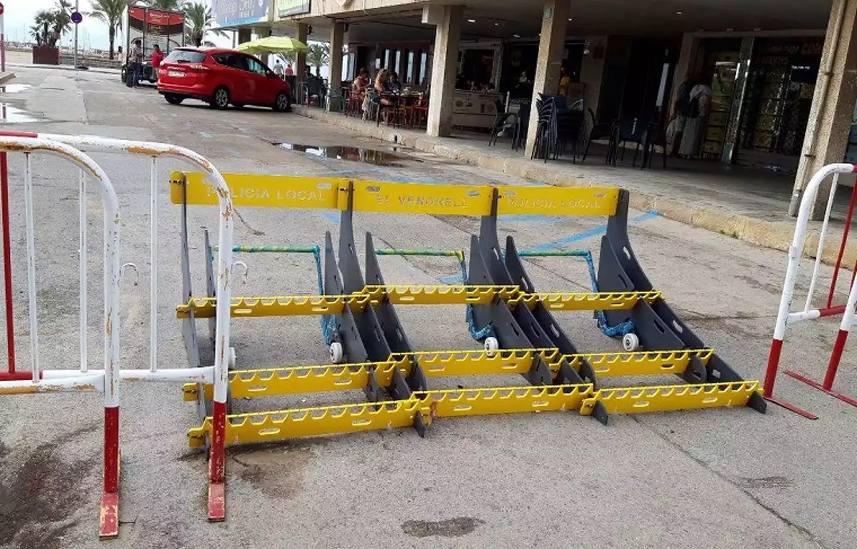 Les noves barreres antienvestida que ha comprat l'Ajuntament del Vendrell.