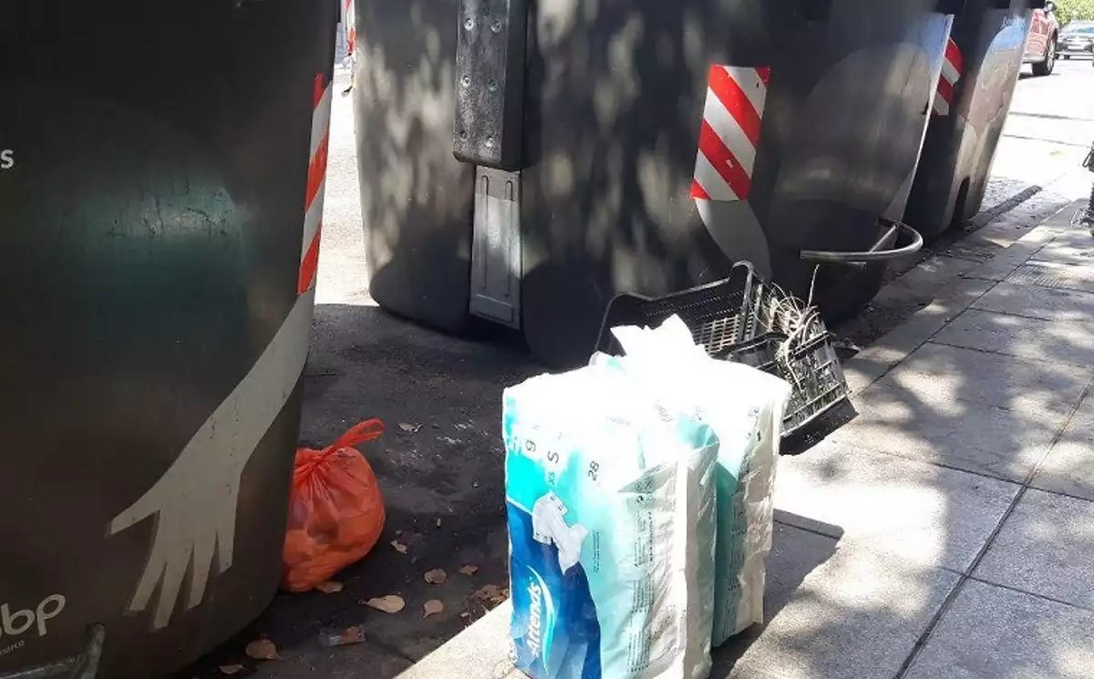 Residus llençats a fora dels contenidors, a la carretera de Valls del Vendrell.