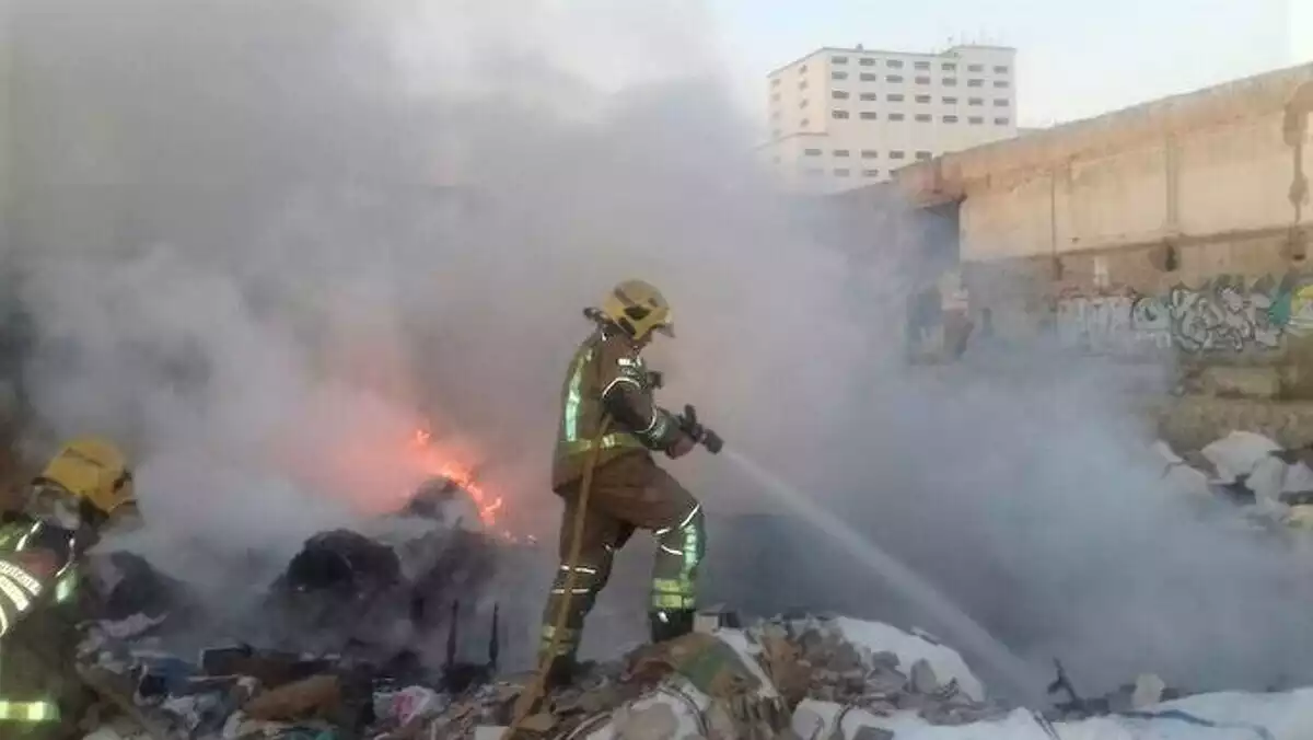 Un incendi en un solar a Reus fa activar tres dotacions dels Bombers