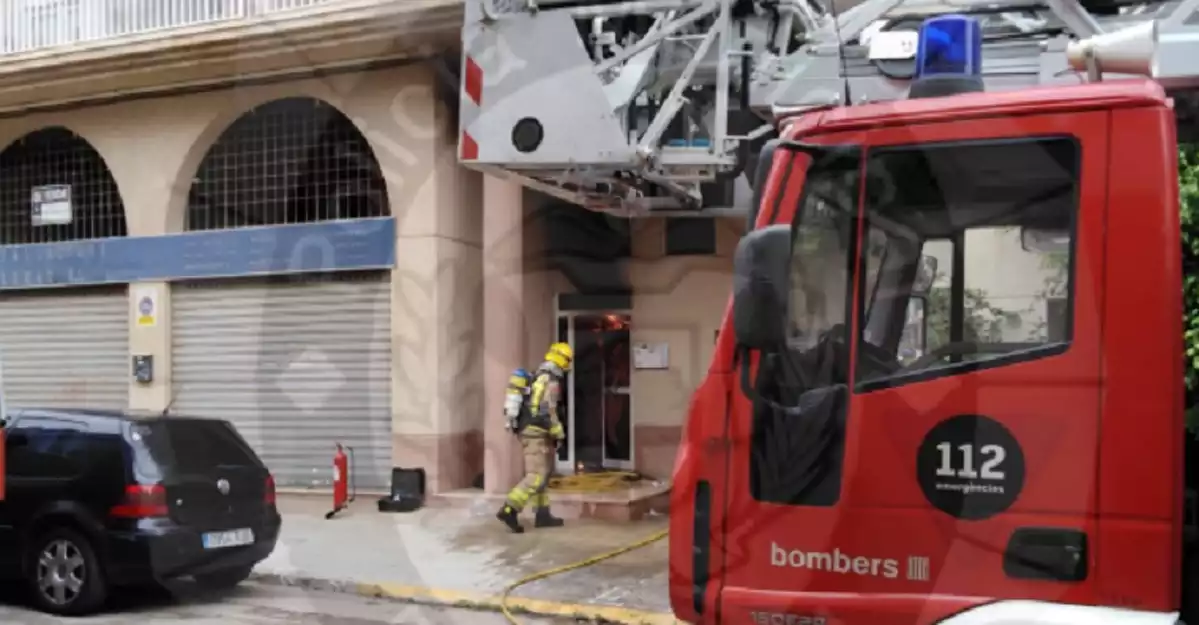 Els Bombers, treballant en l'extinció de l'incendi al carrer Conflent.