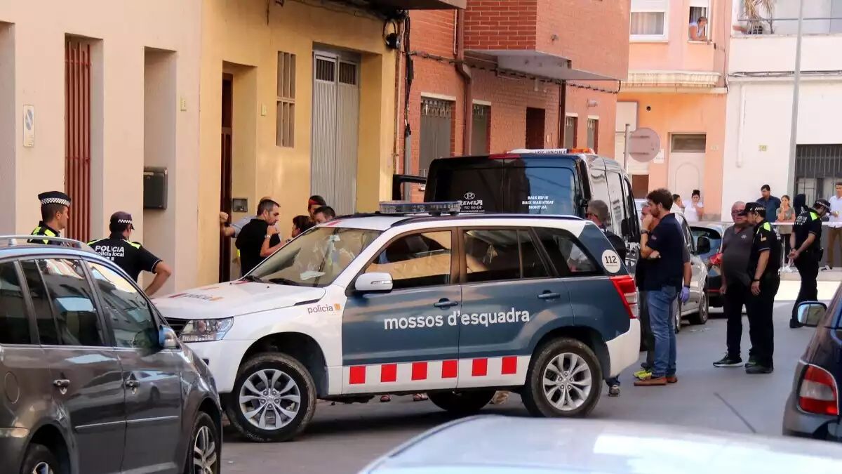 Els gents policials davant la façana de la casa on es va produir el matricidi