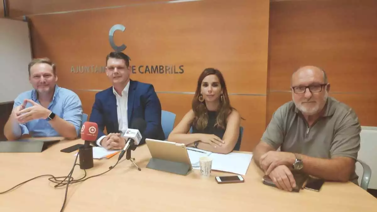 Imatge dels portaveus de l'oposició a Cambrils, David Chatelain, Juan Carlos Romera, Ana López i Joan Maria Artigau.