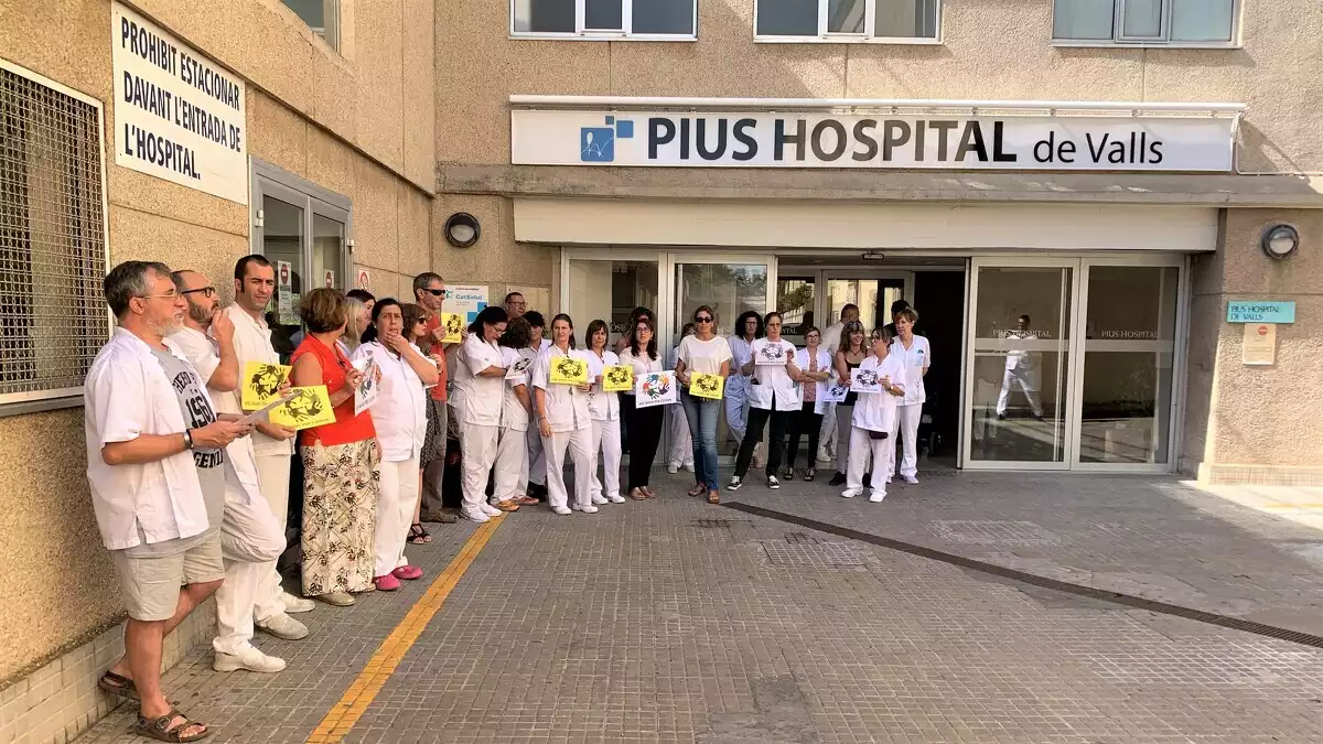 Els treballadors del Pius Hospital de Valls es concentren per exigir millors condicions laborals