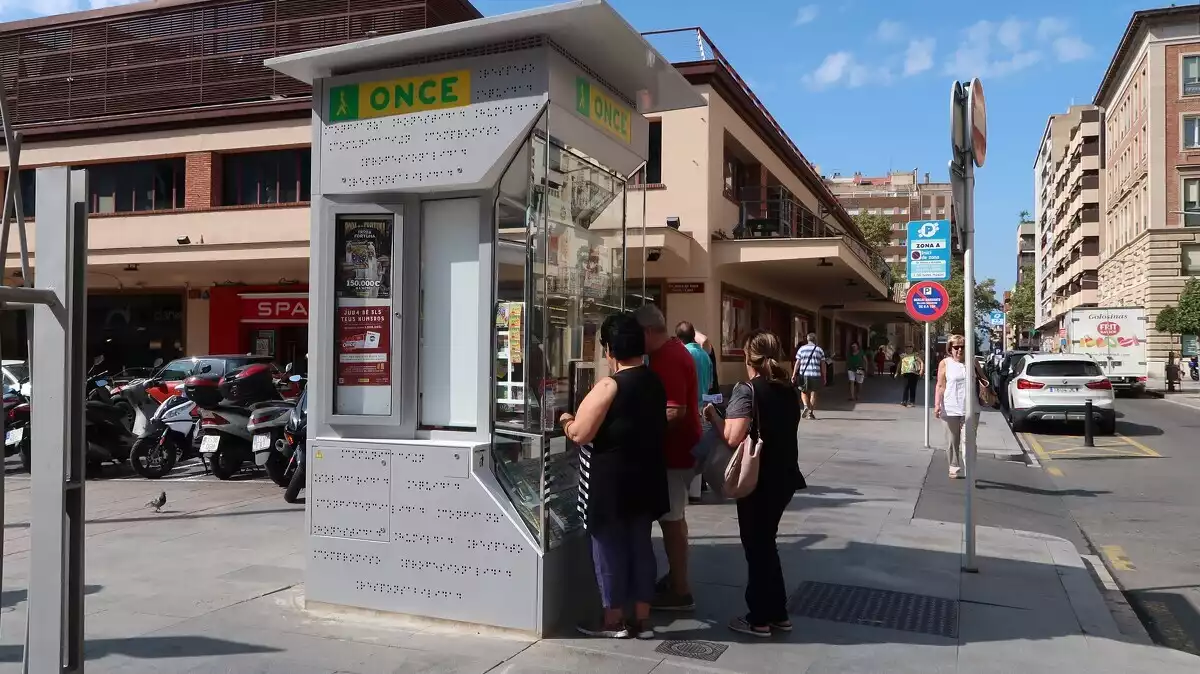 Imatge actual del quiosc de l'avinguda Prat de la Riba