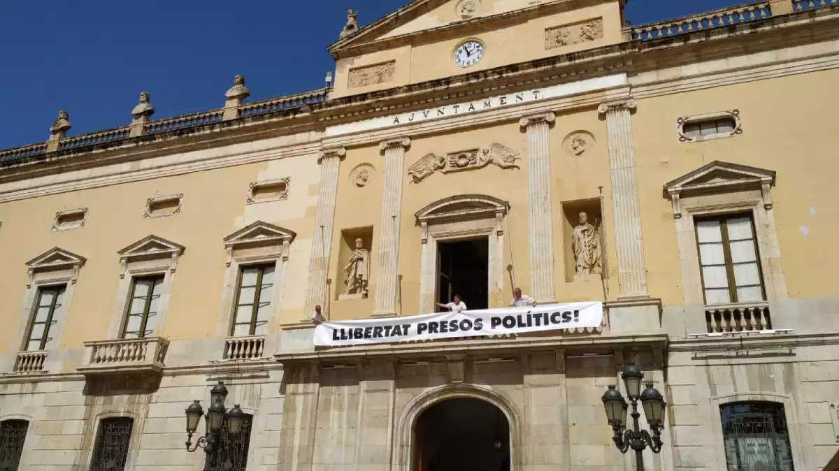 Imatge d'arxiu del moment en el qual es va penjar la pancarta reclamant la «llibertat presos polítics» el passat mes de juliol a l'Ajuntament de Tarragona,