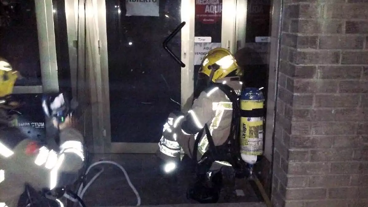 Imatge dels Bombers treballant en l'incendi d'aquesta matinada a Tarragona