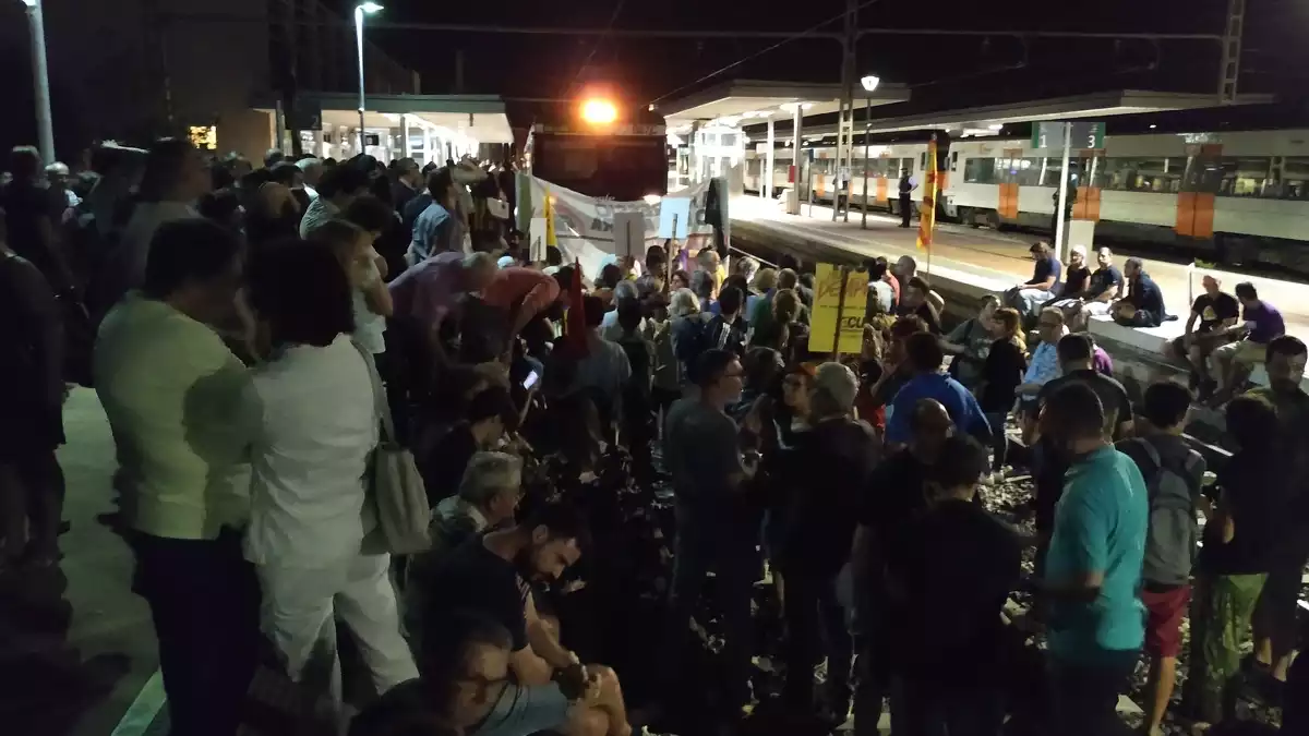 Imatge dels manifestants, a les vies de l'estació de trens de Reus