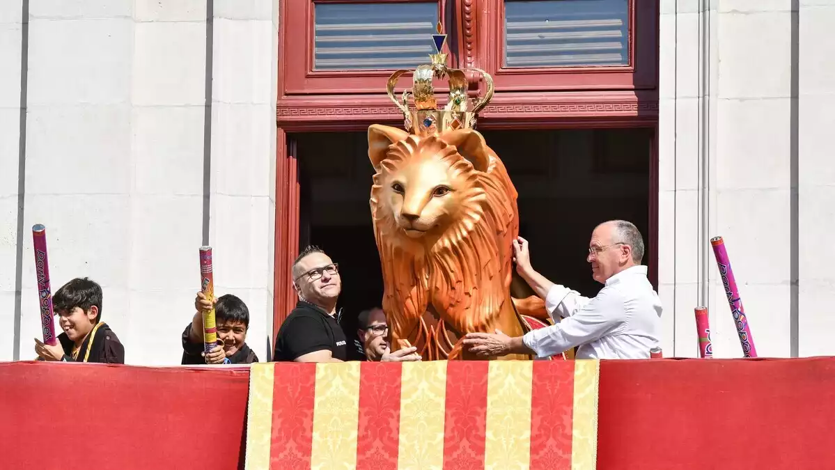 Josep Lluís Rius durant la presentació del Lleó petit al balcó de l'Ajuntament de Reus