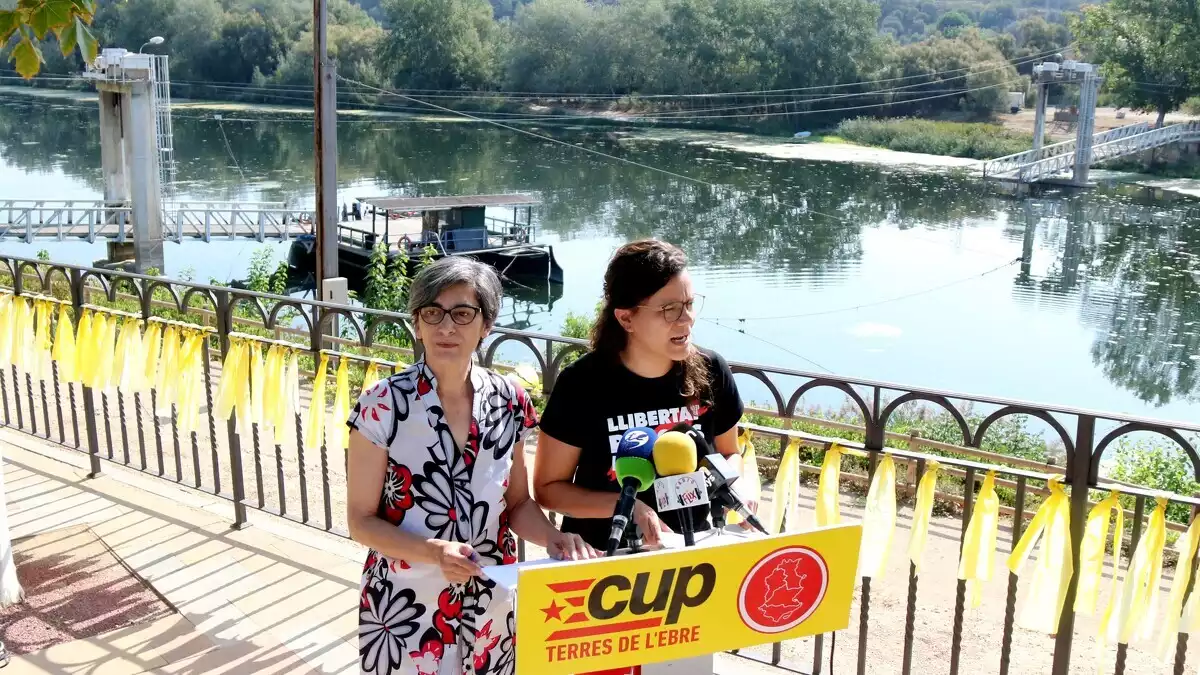 La diputa de la CUP, Natàlia Sànchez, i la regidora de la Crida Flixanca, Carme Rosich.