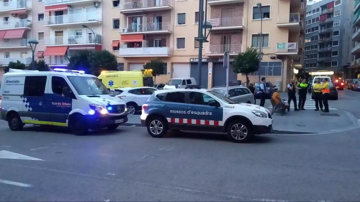 La Guàrdia Urbana, els Mossos i el SEM al lloc dels fets