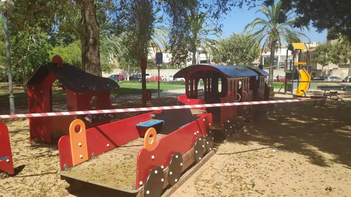 Imatge del parc infantil de la Riera, a Vila-seca, precintat per una plaga de cucs.