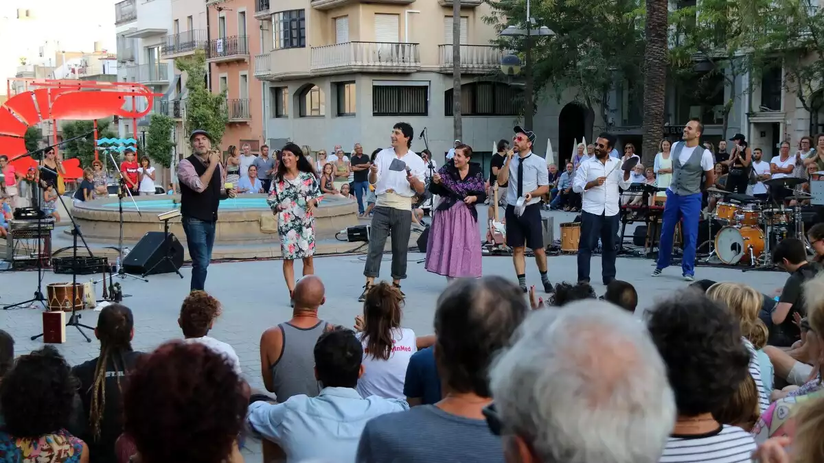 L'espectacle inaugural d'Eufònic, 'A vore', a la plaça del Cóc de Sant Carles de la Ràpita