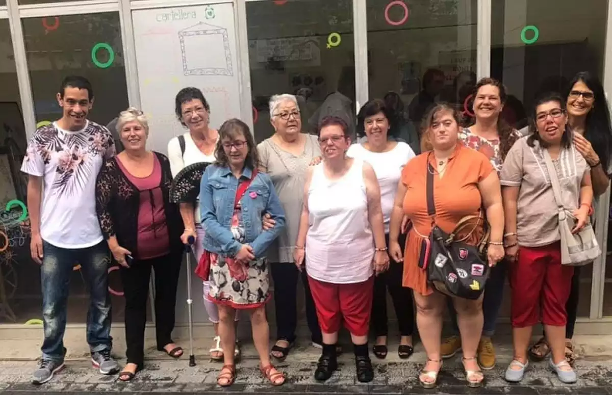 Membres del Grup de Dones del Vendrell, davant el nou local de l'entitat.