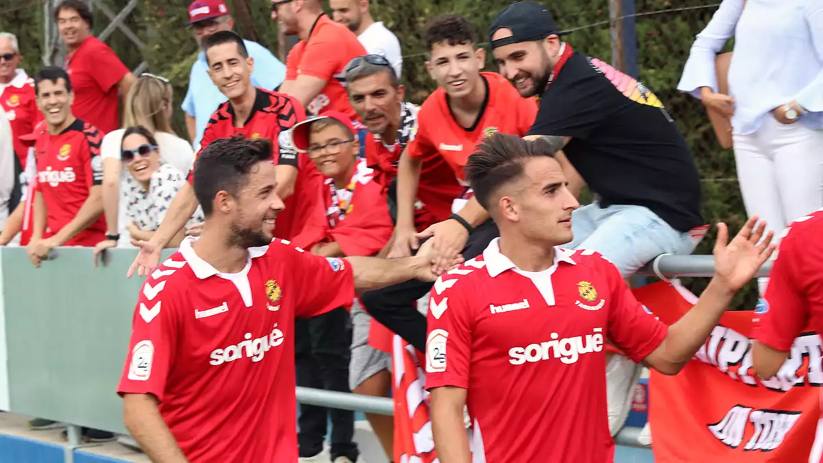 Pedro Martín, un dels protagonistes a la zona mixta, saludant l'afició