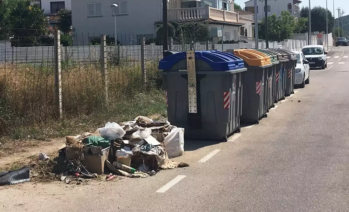 Residus llençats al costat d'uns contenidors a Calafell.