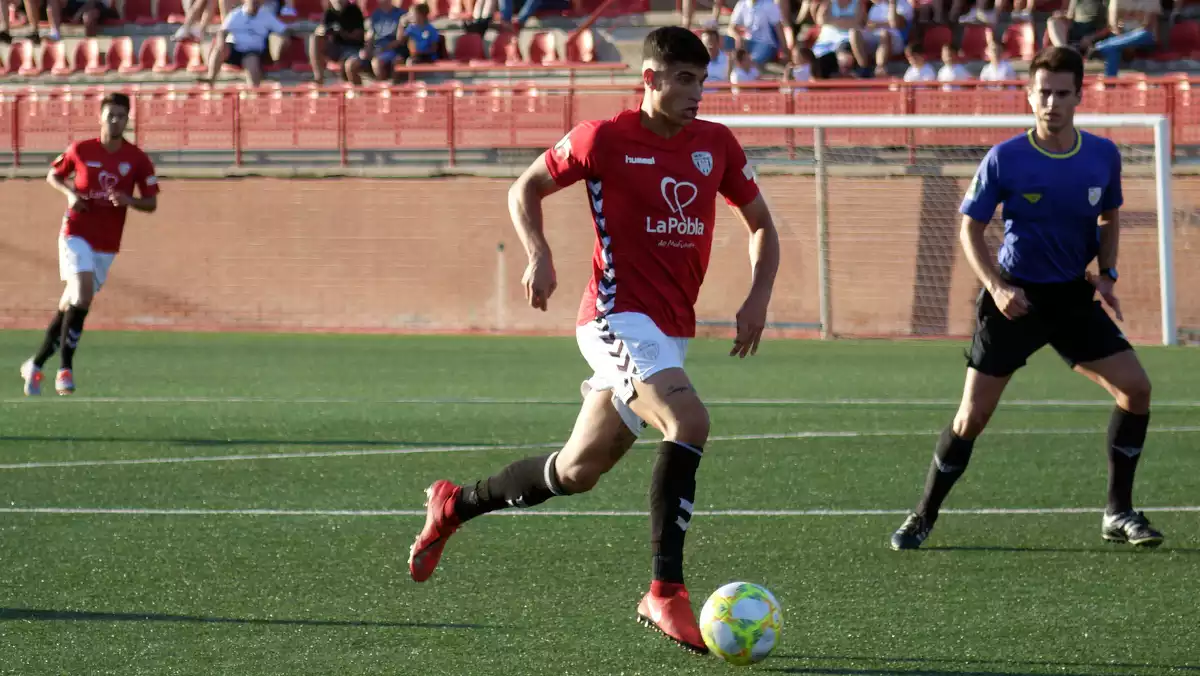 Un gol d'Óscar Sanz dona el quart triomf seguit als pobletans