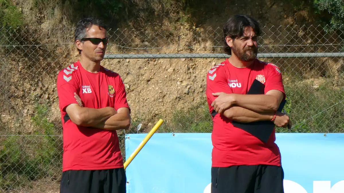 Xavi Bartolo observant el seu equip al costat d'Abel Mourelo