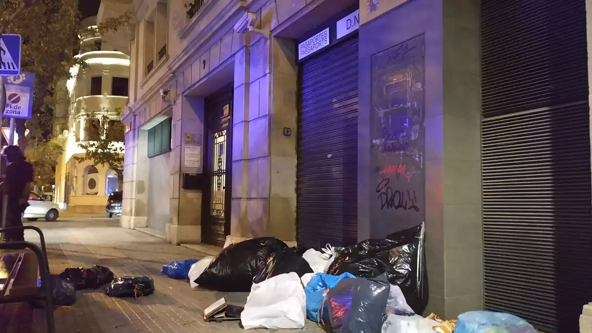 Brossa llençada davant de l'oficina de la Policia Nacional de Reus