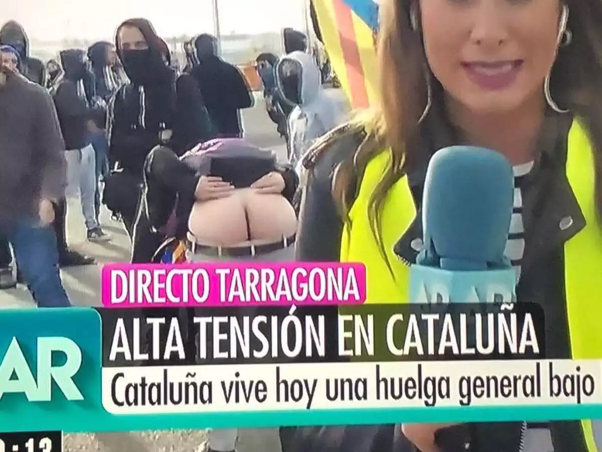 Captura del moment en el qual un manifestant ensenya el cul a les càmeres de televisió d'Ana Rosa Quintana
