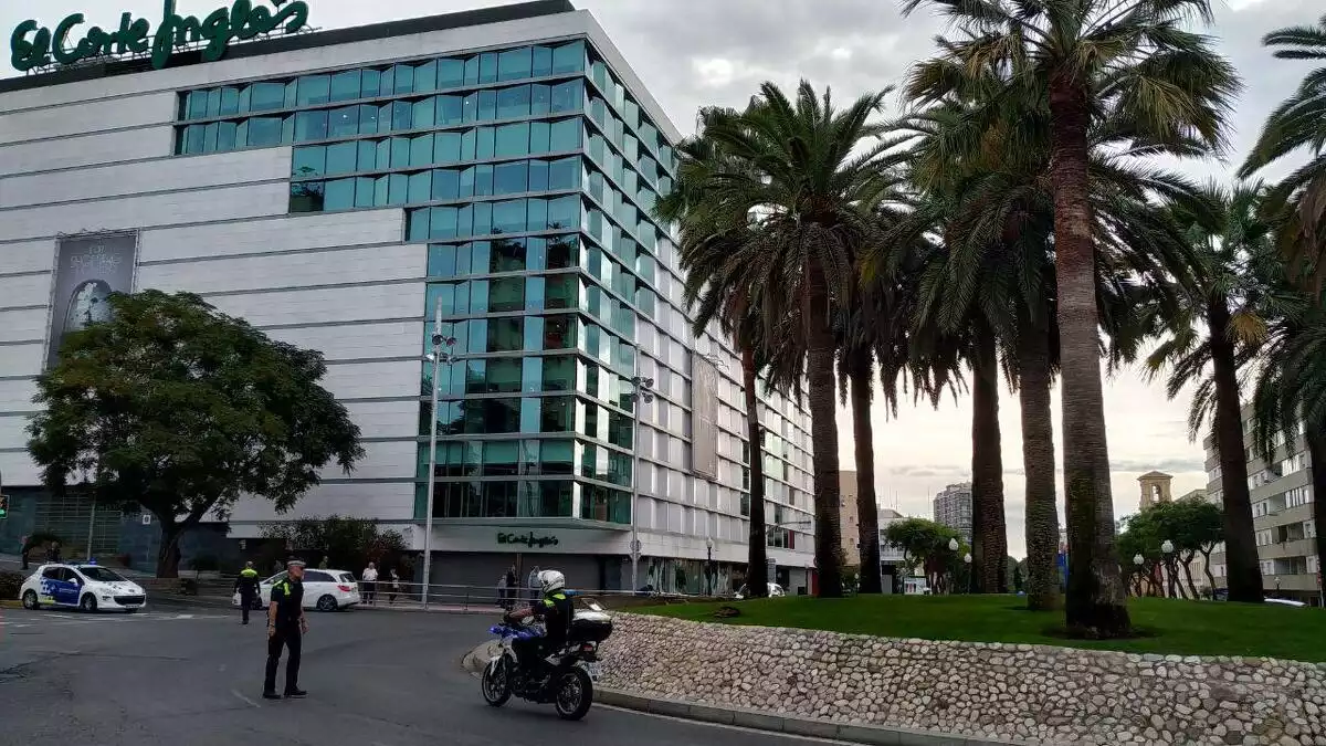 Corte ingles baixa persianes quan els manifestants arriben a la plaça de la Generalitat. S'uneix bastanta gent a la marxa.