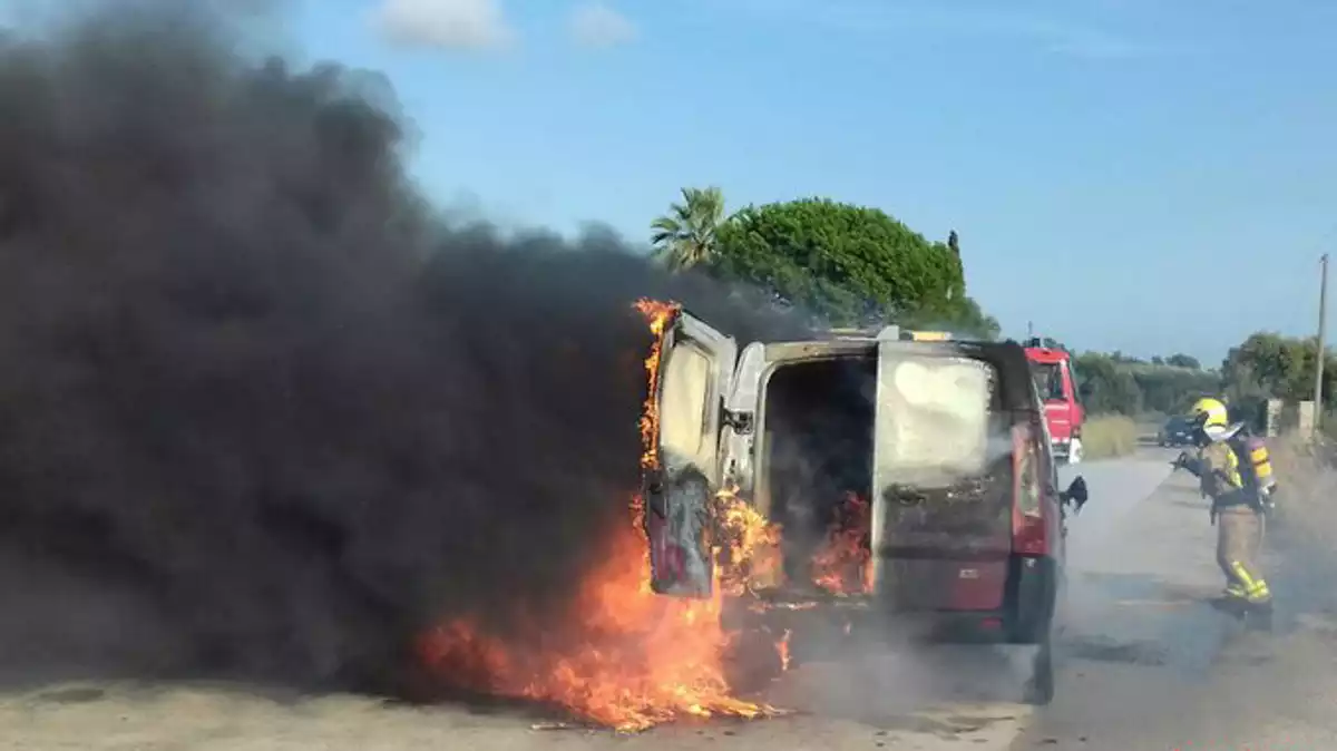 Crema totalment una furgoneta a tocar de l'N-340 a Amposta