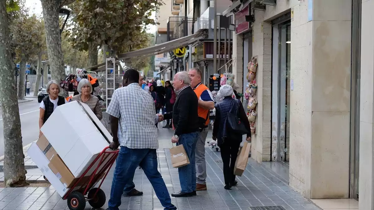 Imatge del carrer Barcelona de Salou, durant la jornada de vaga general del 18 d'octubre de 2019.