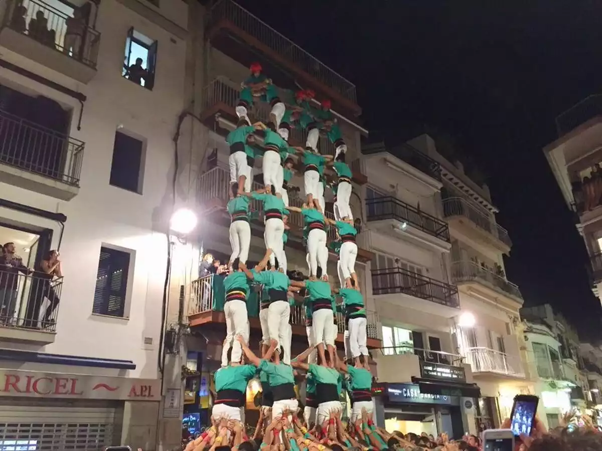 10de8 dels Castellers de Vilafranca a Sitges