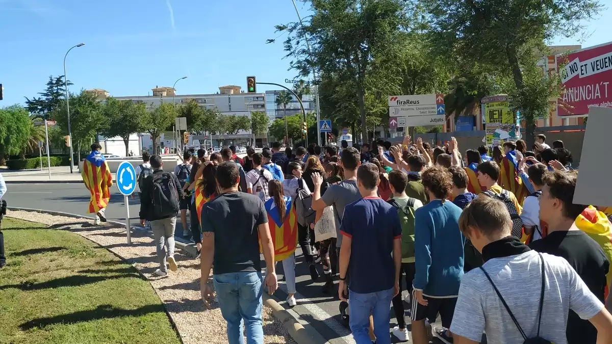 els estudiants continuen la marxa per Reus